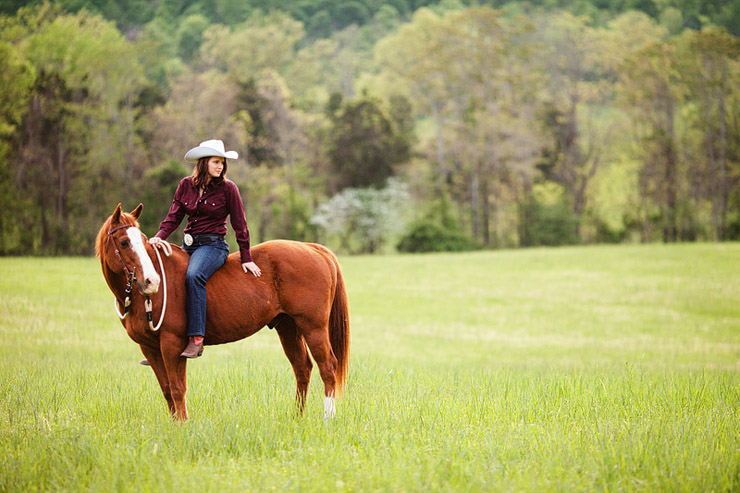 senior photos with a horse