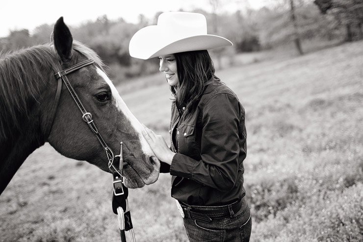 senior pictures with a horse in knoxville