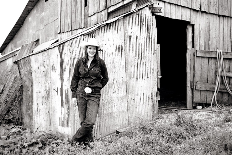 farm senior portraits in east tennessee