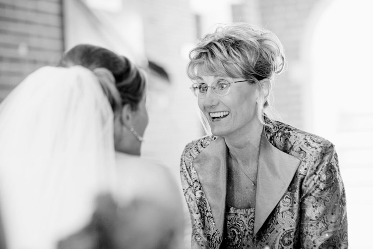 mom and bride before wedding