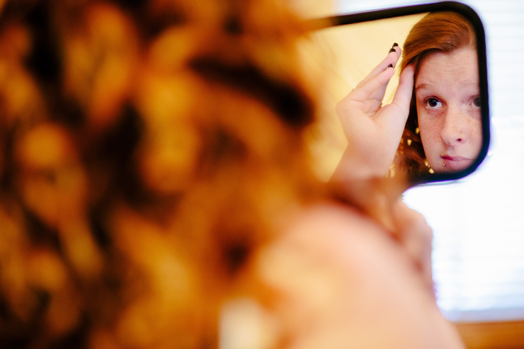 sister of bride getting ready