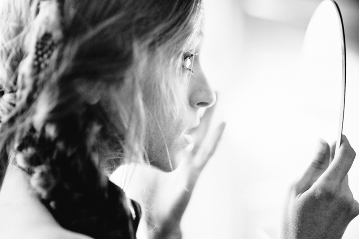 bride getting ready in the smokey mountains