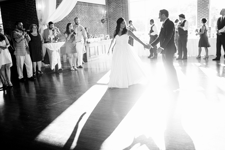 bride & groom\'s first dance