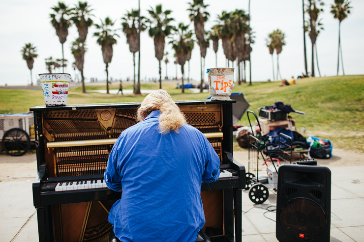 piano player on venice beach