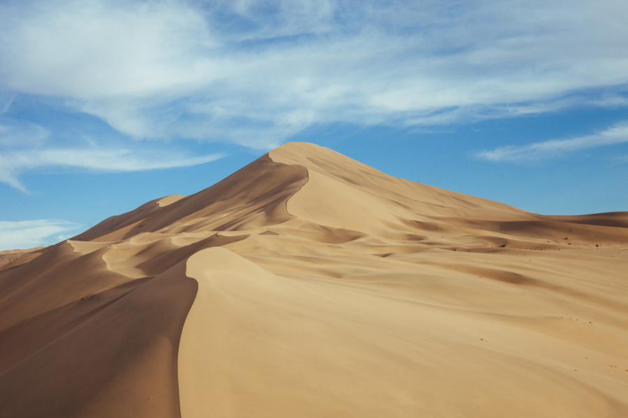 beautiful sand dunes in dunhuang china