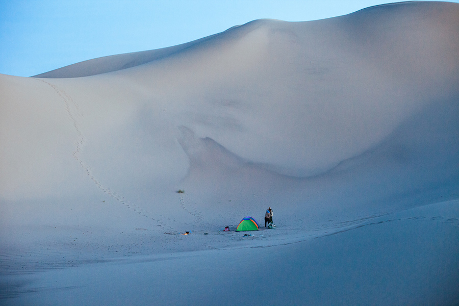 camping dunhuang sand dunes